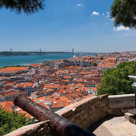 Stylish Getaway In A Mezzanine Flat By The Castle Daire Lisboa Dış mekan fotoğraf