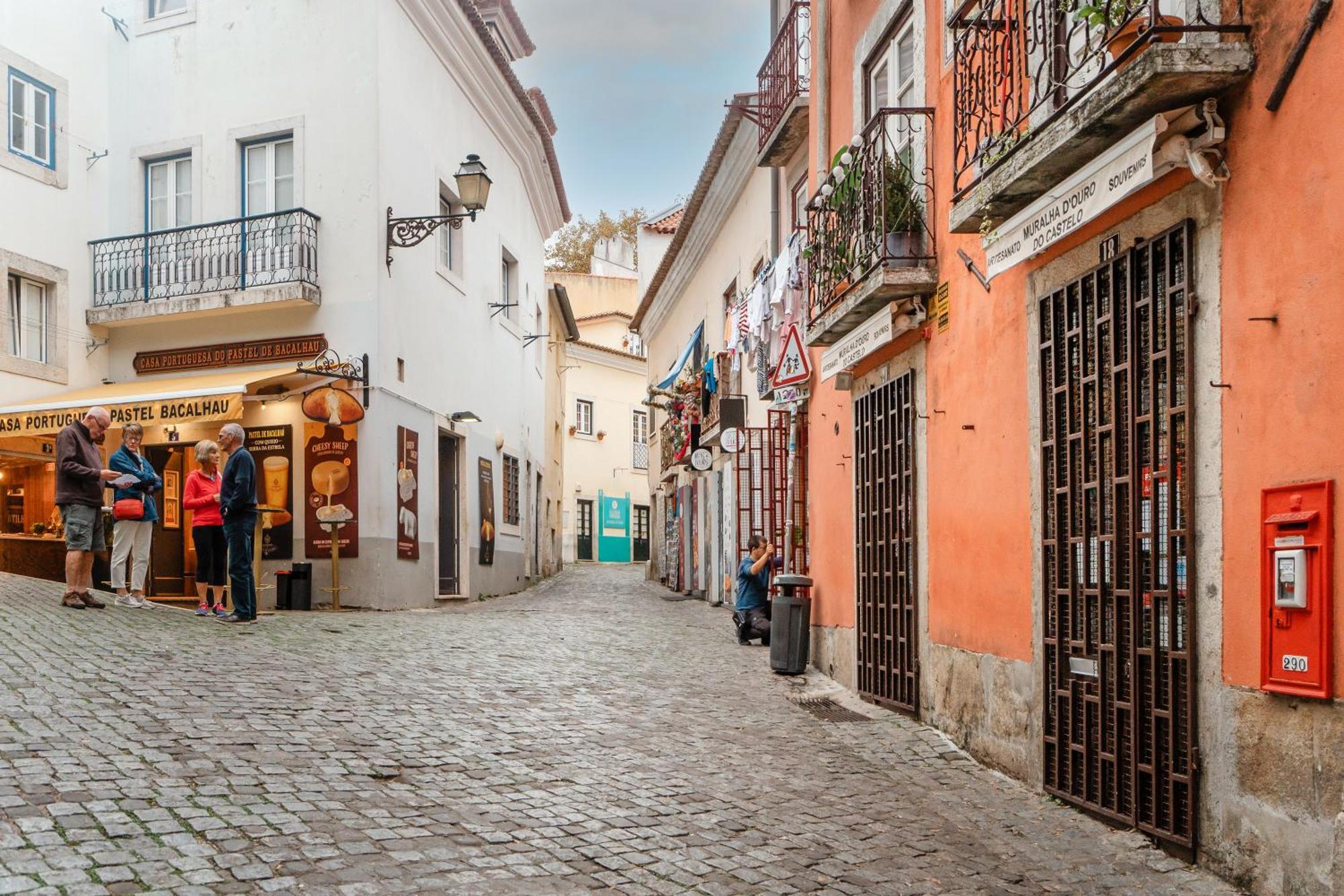 Stylish Getaway In A Mezzanine Flat By The Castle Daire Lisboa Dış mekan fotoğraf