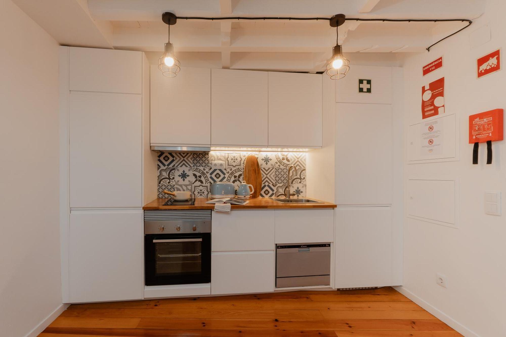 Stylish Getaway In A Mezzanine Flat By The Castle Daire Lisboa Dış mekan fotoğraf