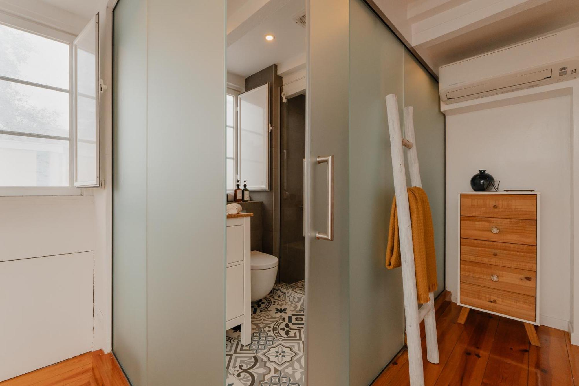 Stylish Getaway In A Mezzanine Flat By The Castle Daire Lisboa Dış mekan fotoğraf