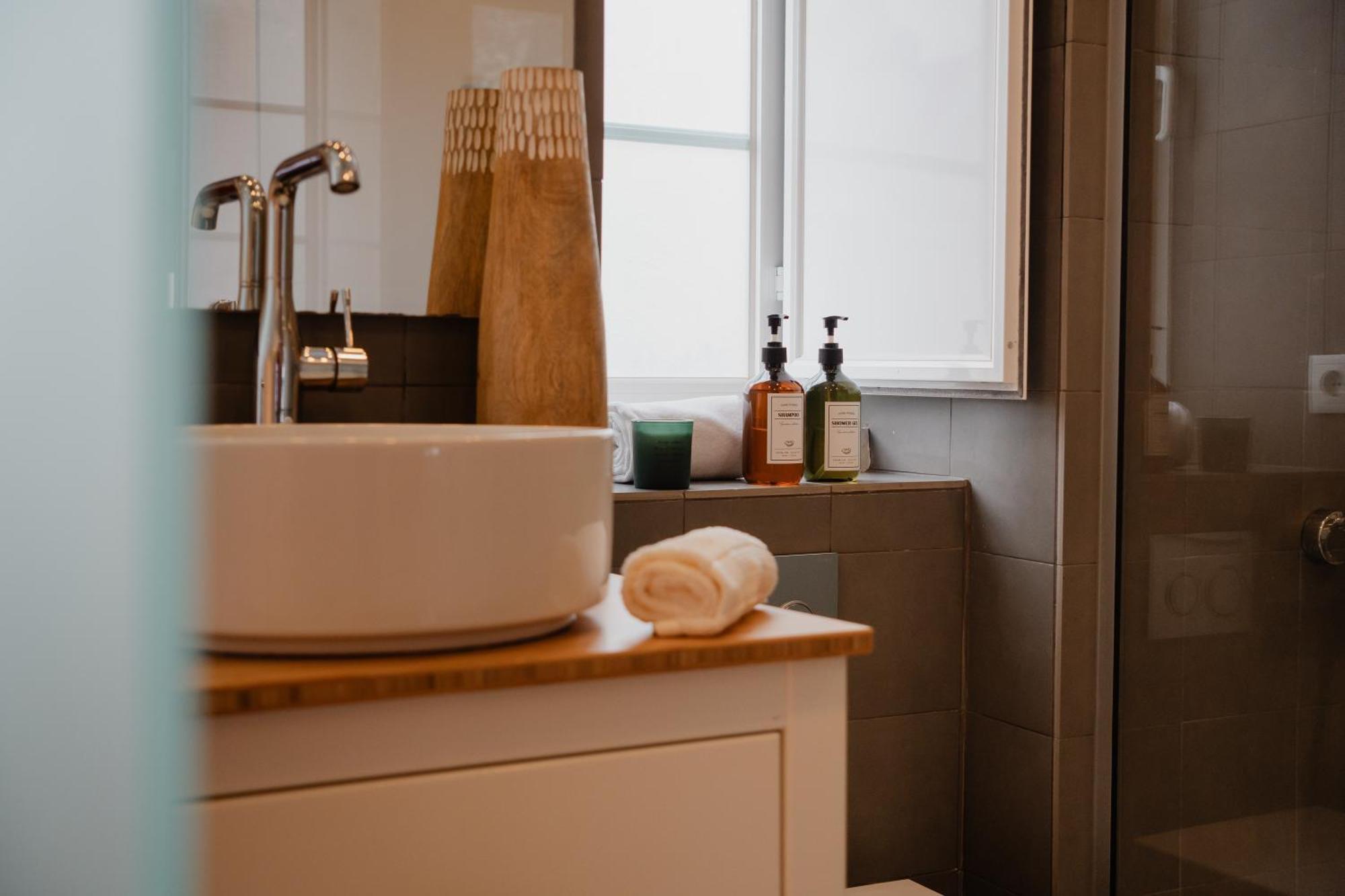 Stylish Getaway In A Mezzanine Flat By The Castle Daire Lisboa Dış mekan fotoğraf