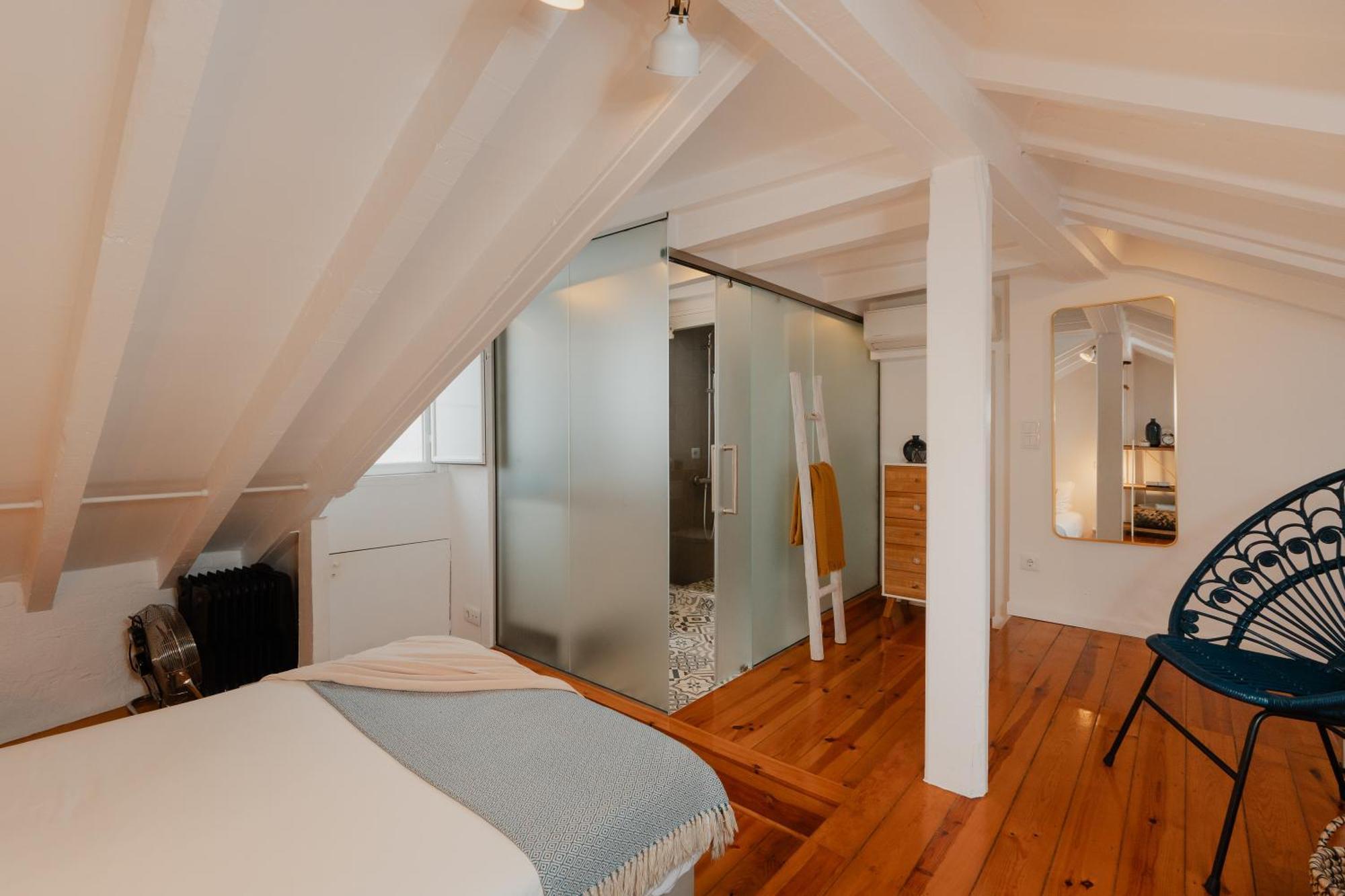 Stylish Getaway In A Mezzanine Flat By The Castle Daire Lisboa Dış mekan fotoğraf
