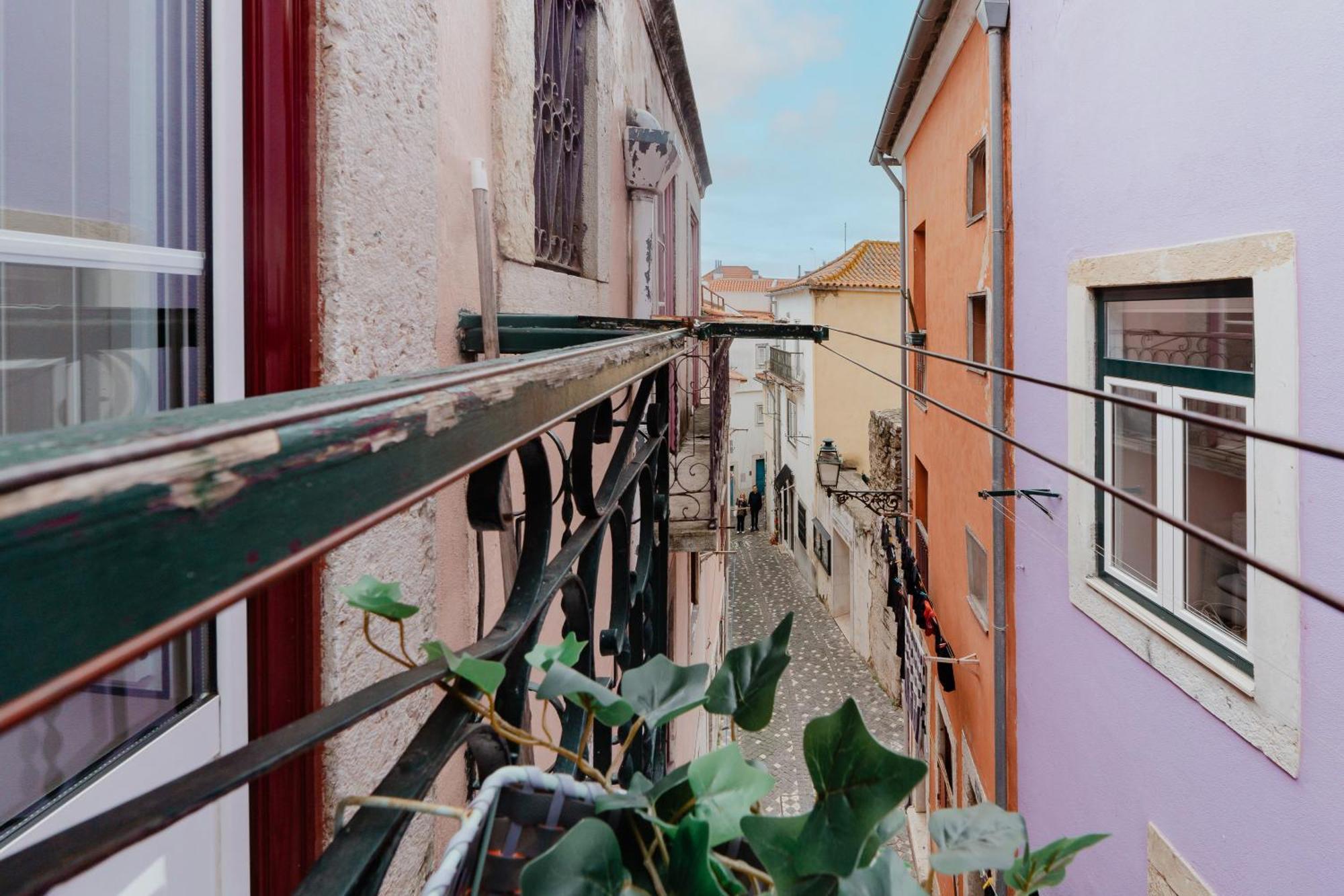 Stylish Getaway In A Mezzanine Flat By The Castle Daire Lisboa Dış mekan fotoğraf